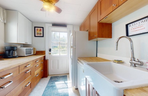 Manchester-by-the-Sea House | Cozy Oceanfront Cottage with Beach Access and Kayaks
