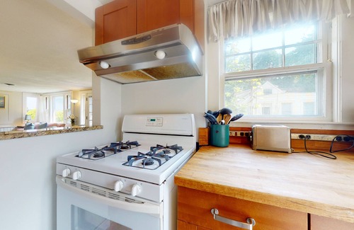 Manchester-by-the-Sea House | Cozy Oceanfront Cottage with Beach Access and Kayaks