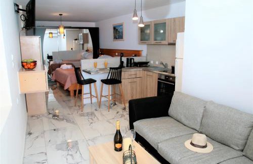 Athani Apartment | Exceptional Ionian Balcony Apartment: Child-Friendly Retreat