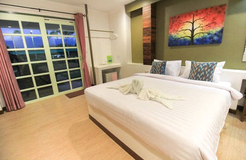 Phlap Phla Hotel | Relax at Green Terrace Resort & Restaurant with Pool Access