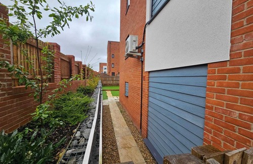 Ipswich House | Contemporary 3 Bedroom Town House with Family Amenities