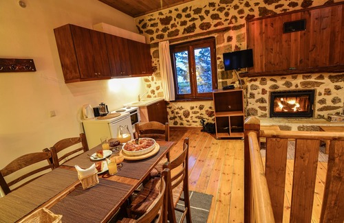 Ano Trikala House | Irida: Traditional Two-Bedroom Stone House with Kitchen