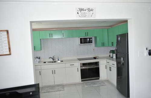 Orange Bay House | Captivating Ocean View at Irie Vibes with Pool & Beach Access