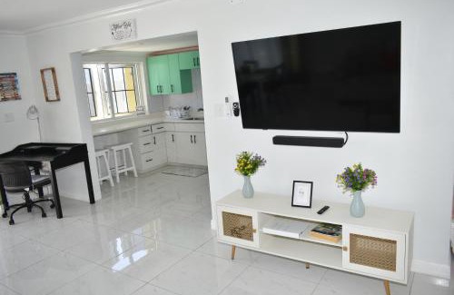 Orange Bay House | Captivating Ocean View at Irie Vibes with Pool & Beach Access