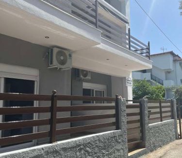 Toroni Apartment | Discover Irini's House: Family-Friendly Retreat with Top Ratings