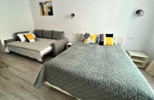 Lviv City Center Apartment | Pet and Child Friendly Iris Apartment on Popovich - Rated 9.8