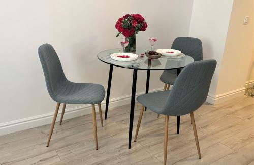 Lviv City Center Apartment | Pet and Child Friendly Iris Apartment on Popovich - Rated 9.8