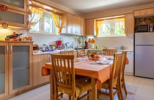 Lefkakia Apartment | Discover Iris-Gogo House: 4-Star Stay with Family-Friendly Extras