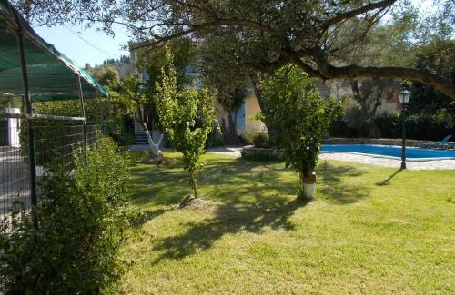 Apolpaina Villa | Discover Iris: Pet-Friendly Retreat with Pool & Kitchen