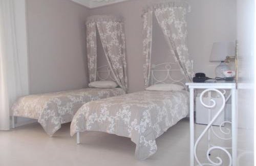 Apolpaina Villa | Discover Iris: Pet-Friendly Retreat with Pool & Kitchen