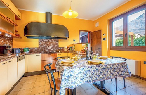 Colico Piano House | Relaxing Iris Holiday Home with Garden & Ocean Views