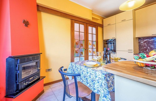 Colico Piano House | Relaxing Iris Holiday Home with Garden & Ocean Views