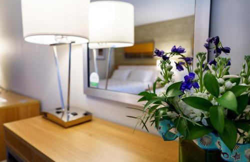 Teaticket Hotel | Relax at Holiday Inn Cape Cod-Falmouth with Oceanfront Views