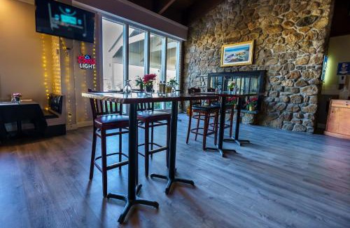 Teaticket Hotel | Relax at Holiday Inn Cape Cod-Falmouth with Oceanfront Views