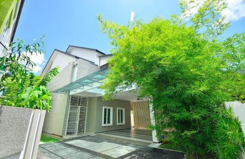 George Town Villa | Indulge at Iris Service Villa with Hot Tub & Kitchen Amenities