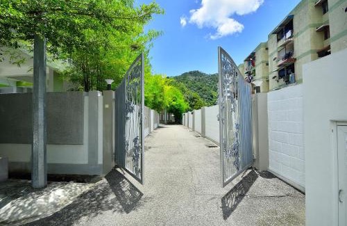 George Town Villa | Indulge at Iris Service Villa with Hot Tub & Kitchen Amenities