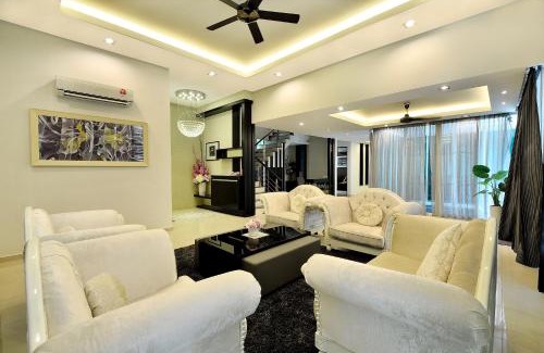 George Town Villa | Indulge at Iris Service Villa with Hot Tub & Kitchen Amenities