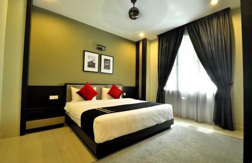 George Town Villa | Indulge at Iris Service Villa with Hot Tub & Kitchen Amenities