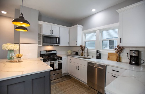 Northeast South Bend House | Experience Irish Cove: Steps to Notre Dame & Tailgate Fun!