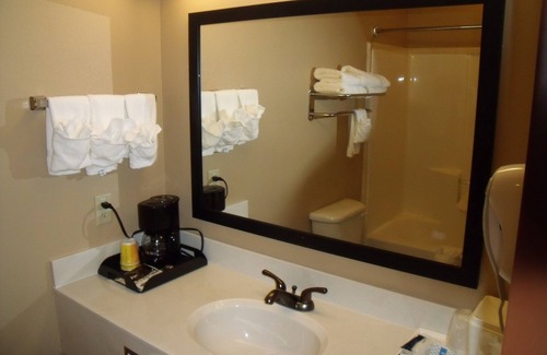 Lazbuddie Hotel | Discover Irish Inn And Suites: Family-Friendly Getaway