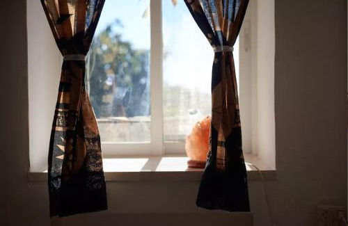 Neve Ilan Apartment | Inviting Irit's Apartment: Family-Friendly with Breakfast