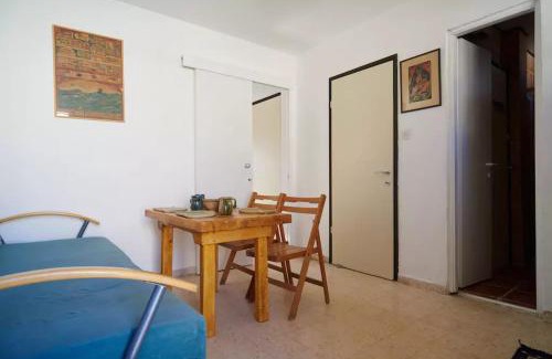 Neve Ilan Apartment | Inviting Irit's Apartment: Family-Friendly with Breakfast