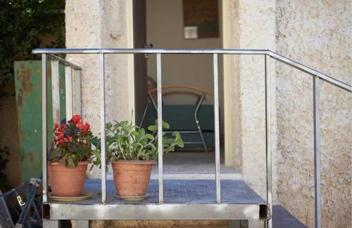 Neve Ilan Apartment | Inviting Irit's Apartment: Family-Friendly with Breakfast