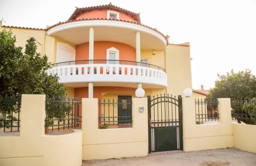 Nea Tirintha Apartment | Pet-Friendly Iro's House with Excellent 9.7/10 Ratings