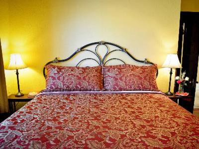 Granbury Bed & Breakfast | Explore Iron Horse Inn: 5-Star Stay with Restaurant & Breakfast