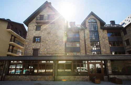 Formigal Apartment | Family-Friendly Escape: Iron with WiFi, 2 Bedrooms & Bathrooms