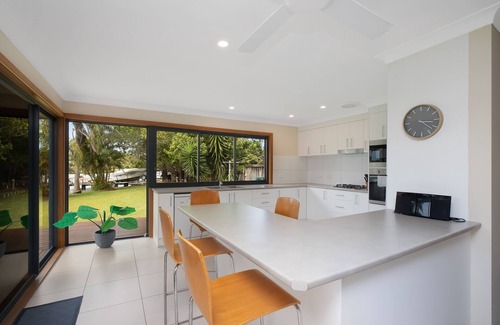 Forster House | Ironbark: Impressive Waterfront Escape with Ocean Views