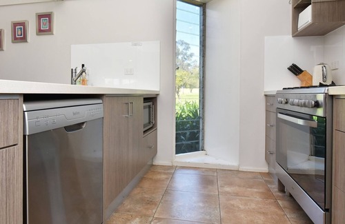 Pokolbin House | Premier Ironbark Hill Retreat: Pool & Family-Friendly Stay