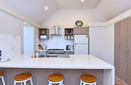 Pokolbin House | Premier Ironbark Hill Retreat: Pool & Family-Friendly Stay