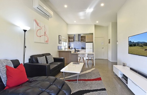 Pokolbin Villa | Relaxing Ironbark Hill Villa 1 with Lake View & Spa
