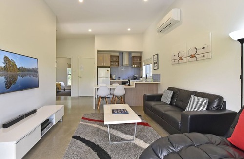 Pokolbin Villa | Ironbark Hill Villa 2: Scenic Lake Views & Family-Friendly Stay