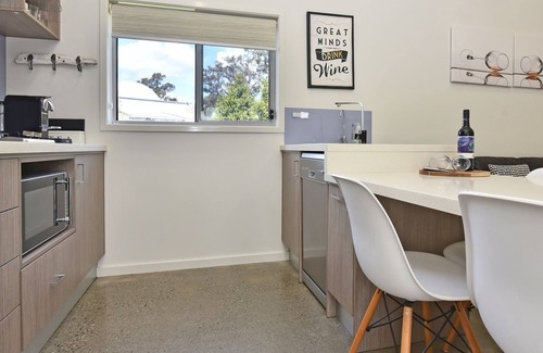 Pokolbin Villa | Ironbark Hill Villa 2: Scenic Lake Views & Family-Friendly Stay