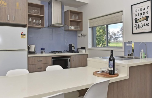Pokolbin Villa | Ironbark Hill Villa 2: Scenic Lake Views & Family-Friendly Stay