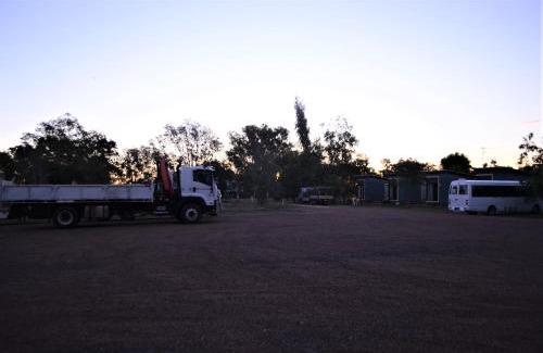 Barcaldine Hotel | Ironbark Inn: Family-Friendly Retreat with Pool & Dining