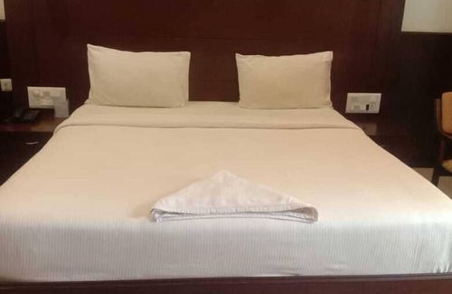 Chamarajanagara Resort | Relax at iROOMZ Nijaguna Resort with Pool and Dining