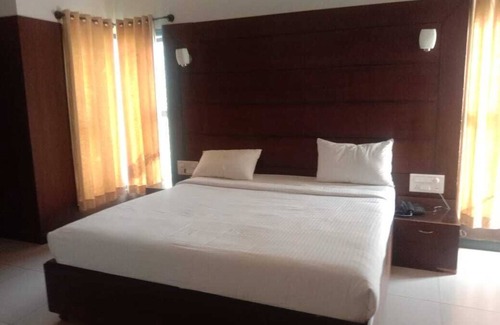 Chamarajanagara Resort | Relax at iROOMZ Nijaguna Resort with Pool and Dining