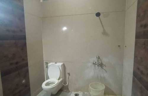 Chamarajanagara House | Welcoming iROOMZ Nijaguna Residency with Breakfast Included