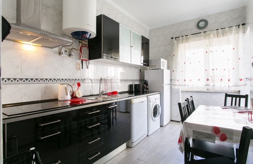 Algueirao - Mem Martins Apartment | Cozy Vacation Apartment Near Sintra with Ocean View