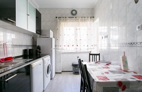 Algueirao - Mem Martins Apartment | Cozy Vacation Apartment Near Sintra with Ocean View