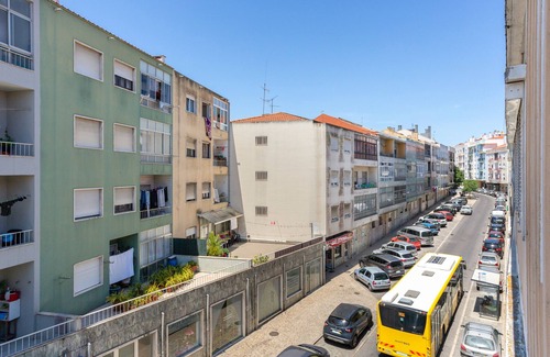 Algueirao - Mem Martins Apartment | Cozy Vacation Apartment Near Sintra with Ocean View