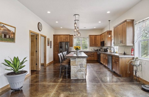 Bay City House | Idyllic Getaway at Isabelle Creek, Esdaile – Top-Rated Stay!