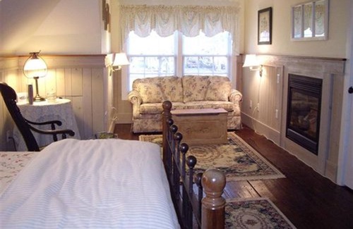 Sandwich Bed & Breakfast | Indulge at Isaiah Jones Homestead Bed & Breakfast, Rated 9.2