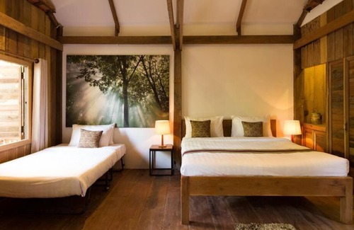 Sangkat Sla Kram Hotel | Discover Isann Lodge: Poolside Relaxation Awaits You!