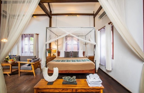 Sangkat Sla Kram Hotel | Discover Isann Lodge: Poolside Relaxation Awaits You!