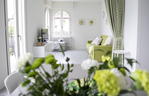 Riva di Solto Apartment | IseoLakeRental - La Villina Zù - garden directly on the lake