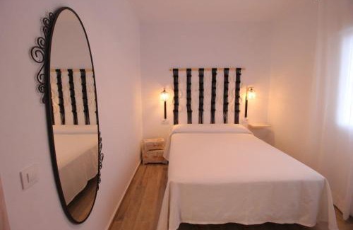 Zahora Apartment | Ishel Trafalgar: Family-Friendly Getaway with Pool Access